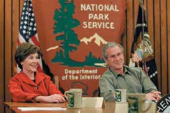 国立公'100'年イニシアティブについての議論に参加するジョージ・Ｗ・ブッシュ大統領とローラ夫人。2007年2月。（写真　White House photo by Paul Morse）