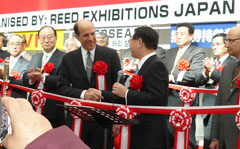 Ambassador Roos shakes hands with Tadao Ishizumi, President of event organizer Reed Exhibitions Japan Ltd.