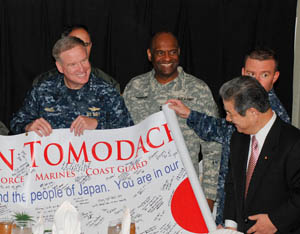 Defense Minister Kitazawa on April 4 views a banner created by U.S. service members in honor of Operation Tomodachi.