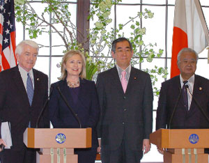 U.S. Chamber of Commerce President Tom Donohue, Secretary Clinton, Foreign Minister Matsumoto, and Keidanren Chairman Yonekura