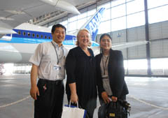 FAA Officials with a 787 at Haneda