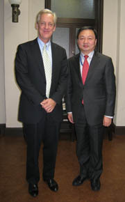 ルーク政務担当公使（左）と中国大使館の湯本淵・公使参事官