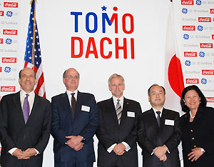 写真左からルース大使、日本GEのマーク・ノーボン社長兼CEO、日本コカ・コーラのダニエル・H・セイヤー社長、ソフトバンクの孫正義社長、米日カウンシルのアイリーン・ヒラノ会長