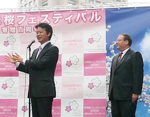 日米桜フェスティバルであいさつする玄葉外相（左）とトン首席公使