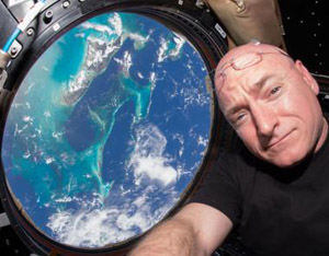 ケリー宇宙飛行士、1年間の飛行を終え帰還(AP Photo)