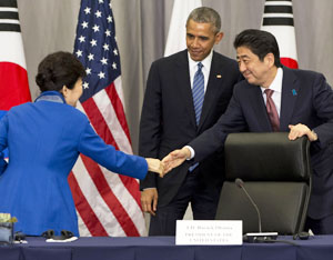 オバマ大統領、安倍首相、韓国の朴槿恵大統領(AP Photo/Jacquelyn Martin)
