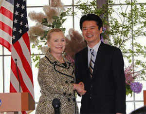 日米共同記者会見で握手するクリントン国務長官と玄葉外相